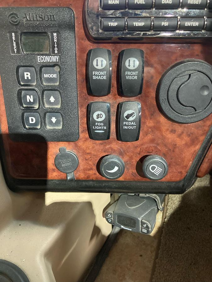 Used 2011 Monaco Camelot 43PKQ Class A Motorhome