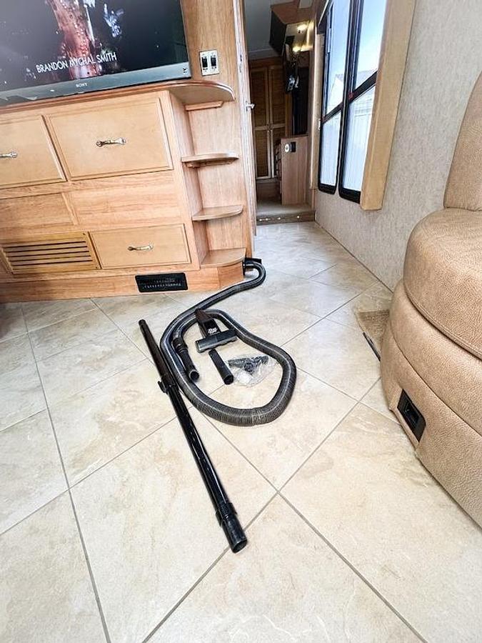 Used 2010 Fleetwood Discovery 40X