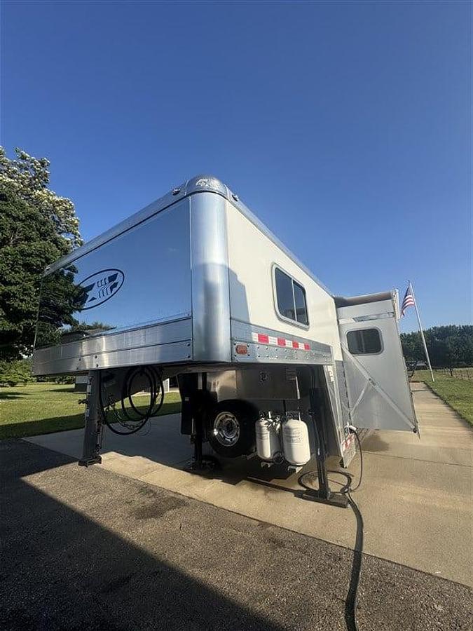 Used 2020 4 Star 3 Horse w/ Living Quarters