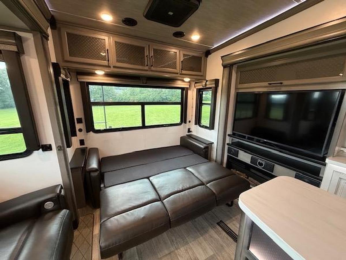 Used 2022 Keystone Montana Legacy Edition 3231CK