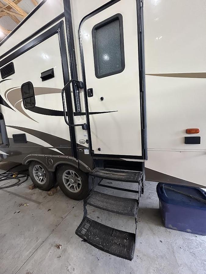 Used 2017 Forest River Wildcat 29RLX Fifth Wheel