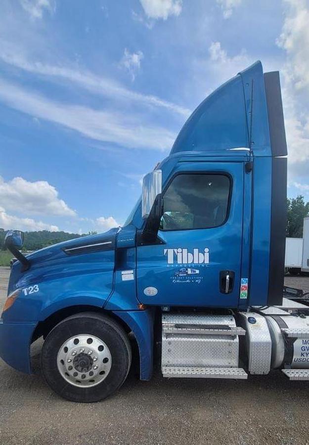 Used 2023 Freightliner Cascadia 126