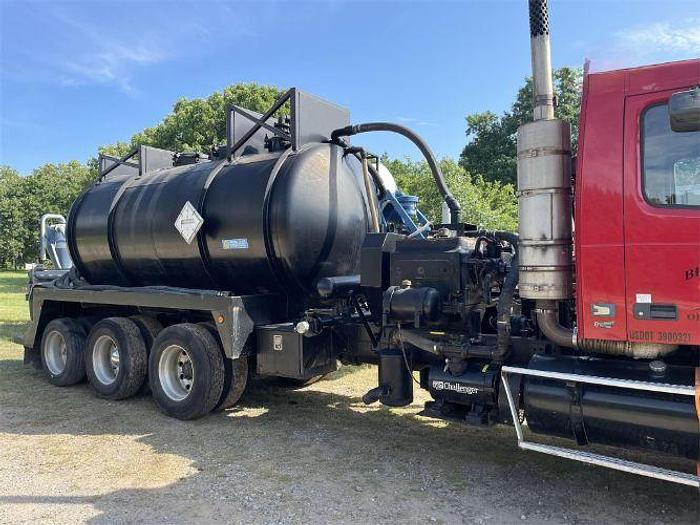 Used 2009 Volvo VHD64F430 Oil Field Truck