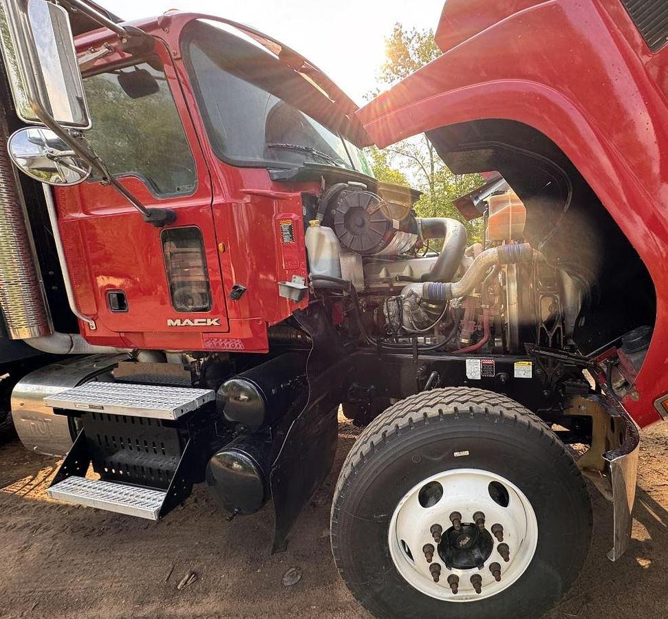 Used 2012 MACK PINNACLE CHU613