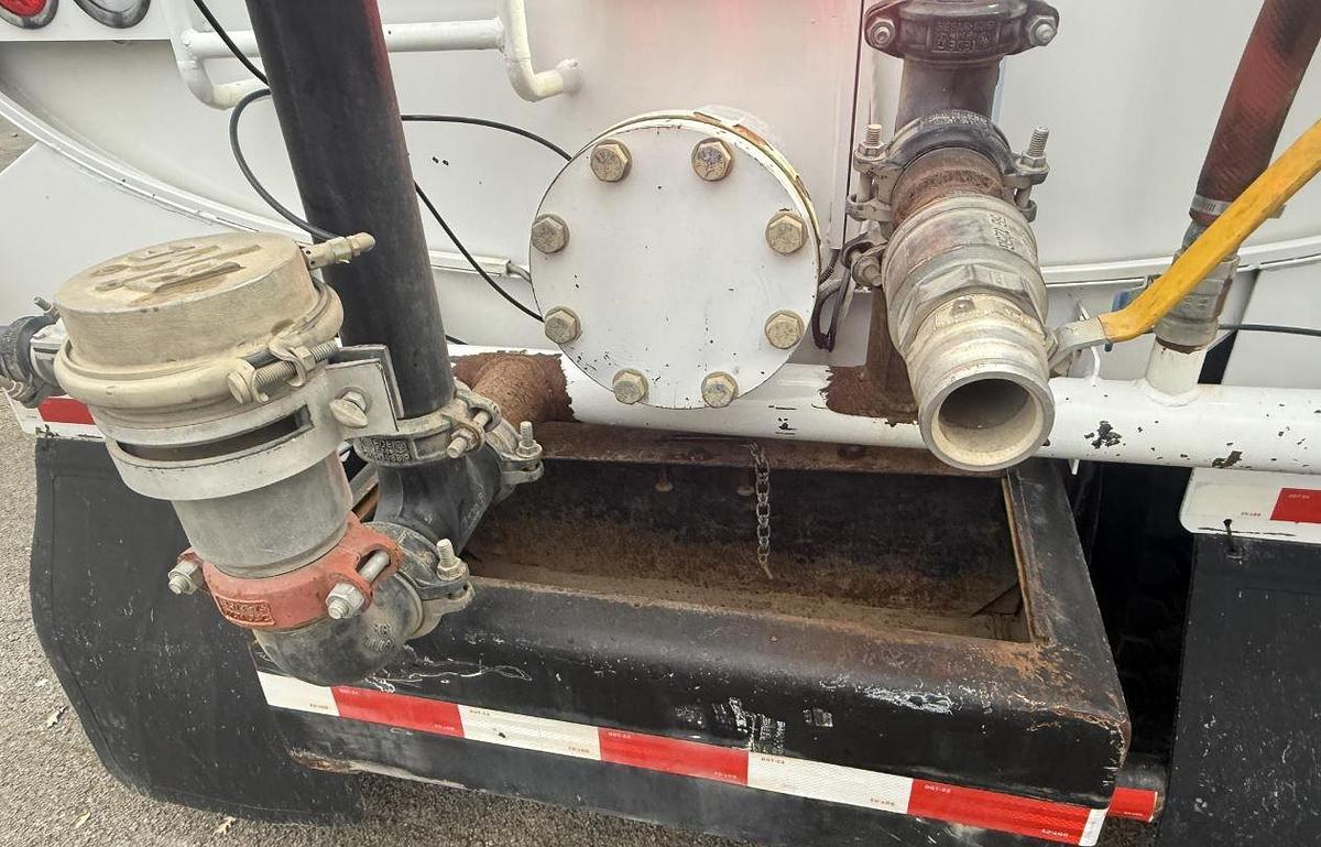 Used 2012 KENWORTH T440 Water Tank Truck