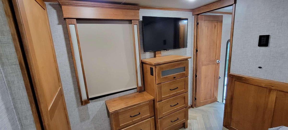 Used 2023 Vanleigh Vilano 320GK Fifth Wheel