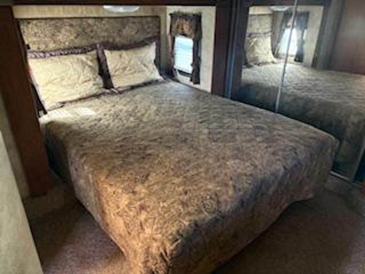 Used 2010 Keystone Montana Mountaineer Fifth Wheel