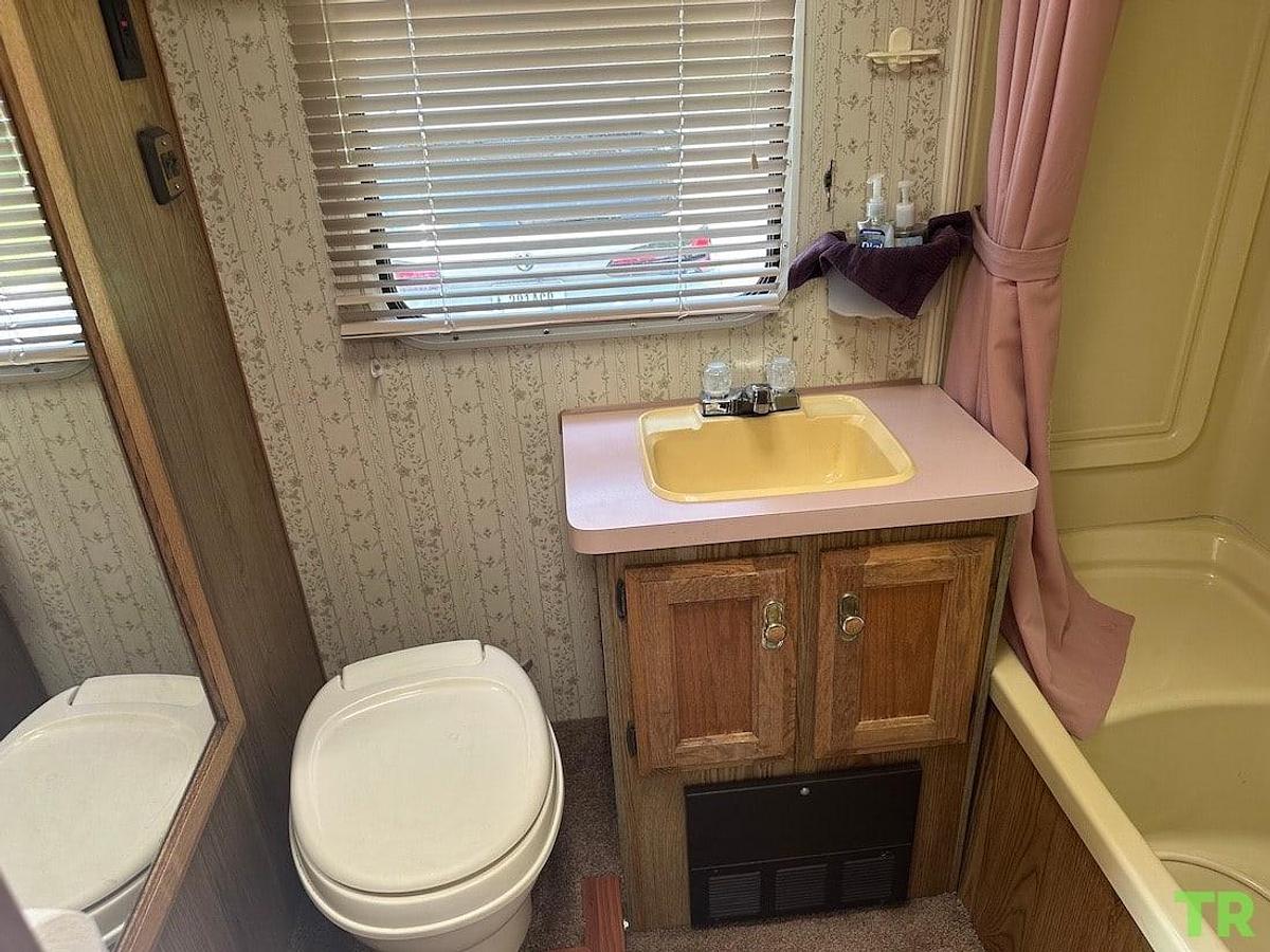 Used 1989 Motorhome on Ford E-350 Chassis