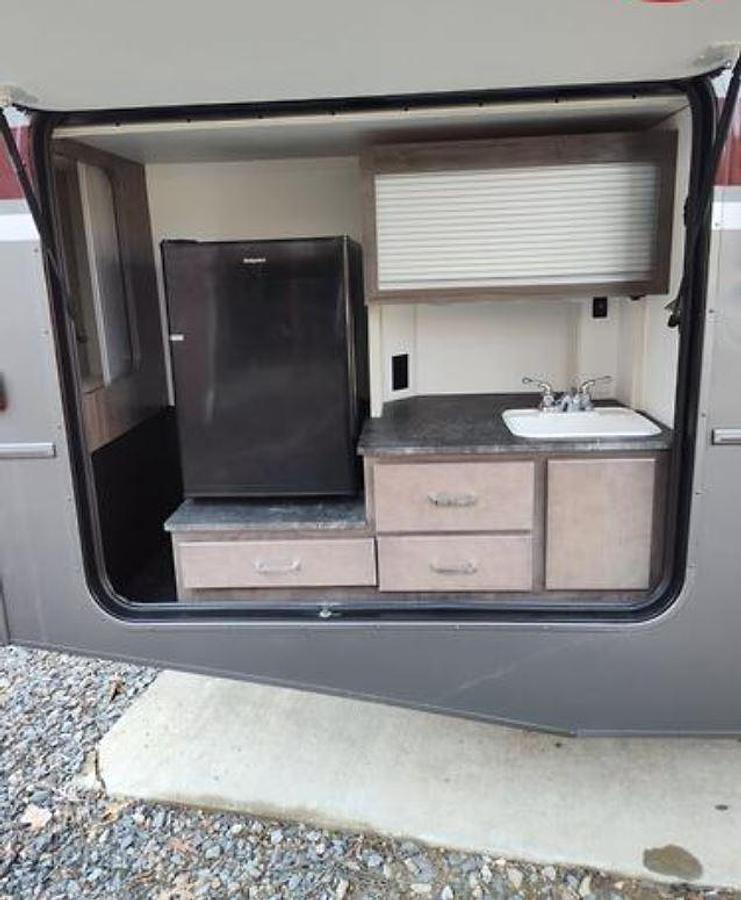 Used 2022 Winnebago Adventurer 29B Class A Motorhome