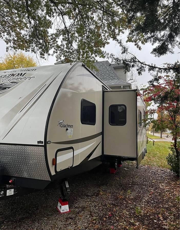 Used 2018 Coachmen Freedom Express 282BHDS Travel Trailer