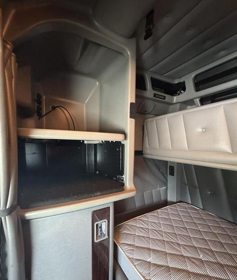 Used 2019 PETERBILT 389 Conventional Sleeper Semi