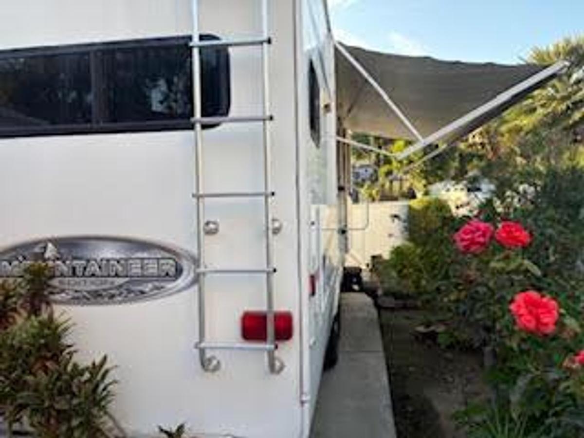 Used 2010 Keystone Montana Mountaineer Fifth Wheel