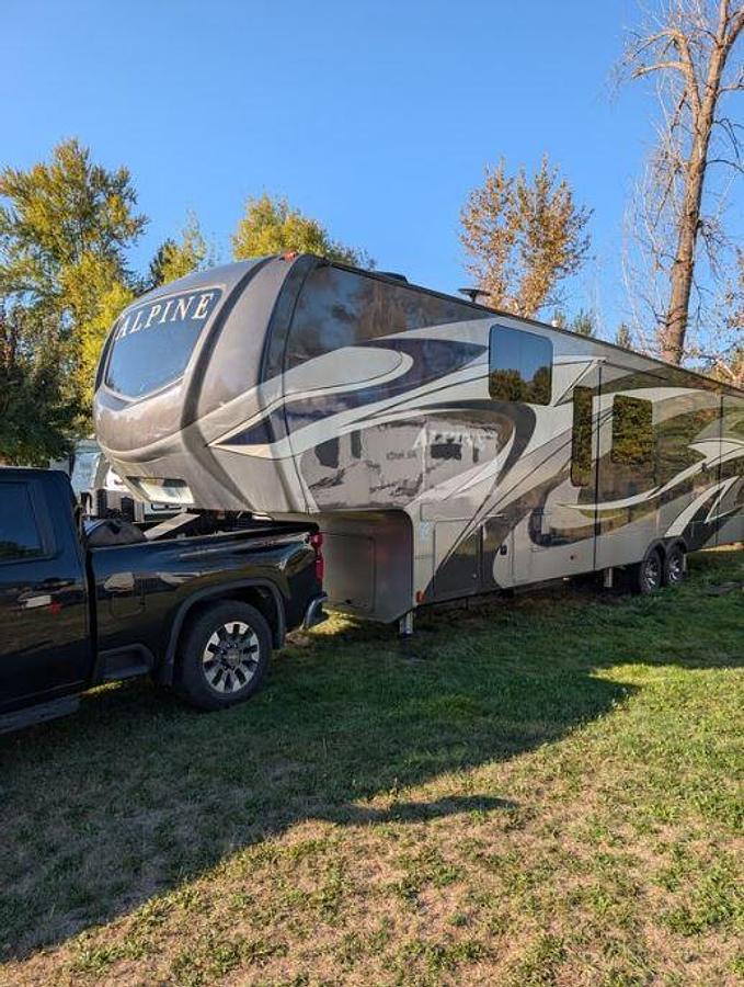 Used 2019 Keystone Alpine 3800FK