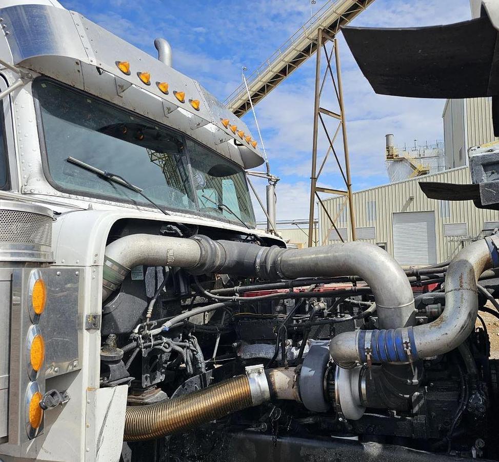 Used 2001 FREIGHTLINER FLD120 CLASSIC Conventional Sleeper Semi