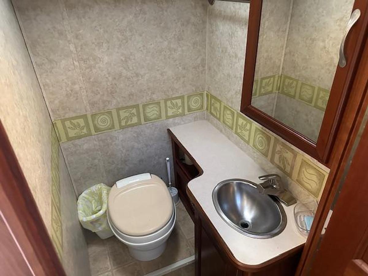 Used 2005 Four Winds Chateau