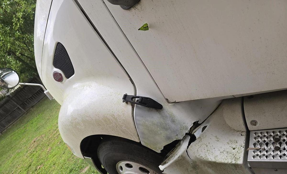 Used 2005 Peterbilt 387 Sleeper Semi Truck