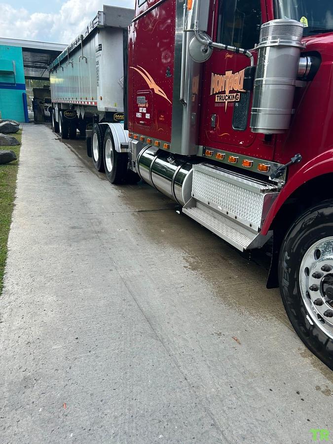 Used 2000 International 9900I Commercial Truck