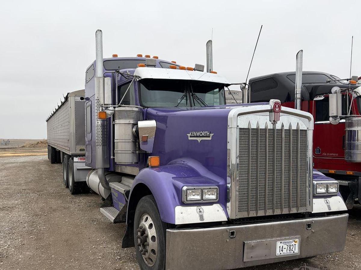 Used 2005 KENWORTH W900L Conventional Sleeper Semi Truck