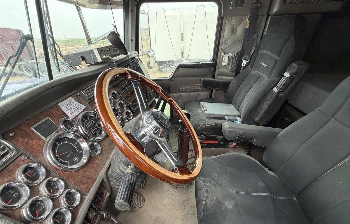 Used 2005 KENWORTH W900L Conventional Sleeper Semi Truck