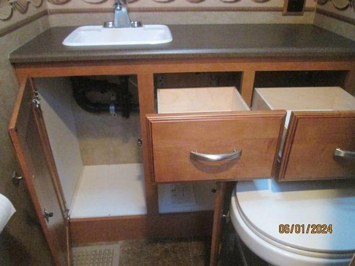 Used 2013 Winnebago Vista 30T