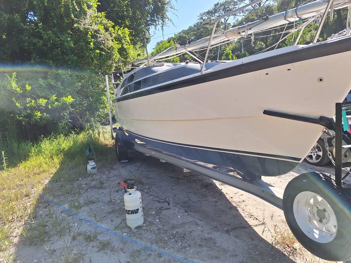 Used 2011 MacGregor M26 Powersailer • 90 HP Evinrude • Trailer Included • Sleeps 6