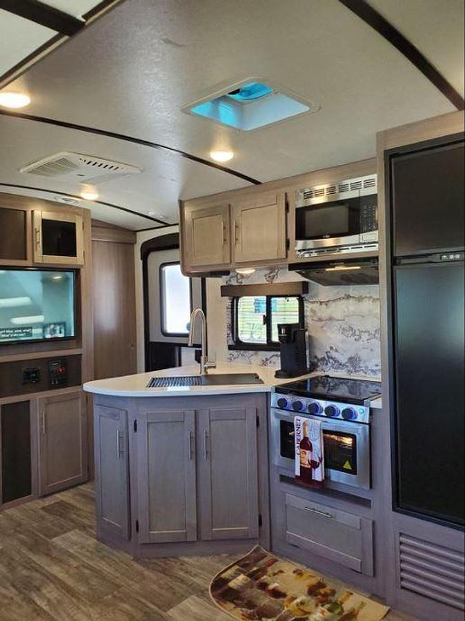 Used 2021 CrossRoads Sunset Trail 289QB