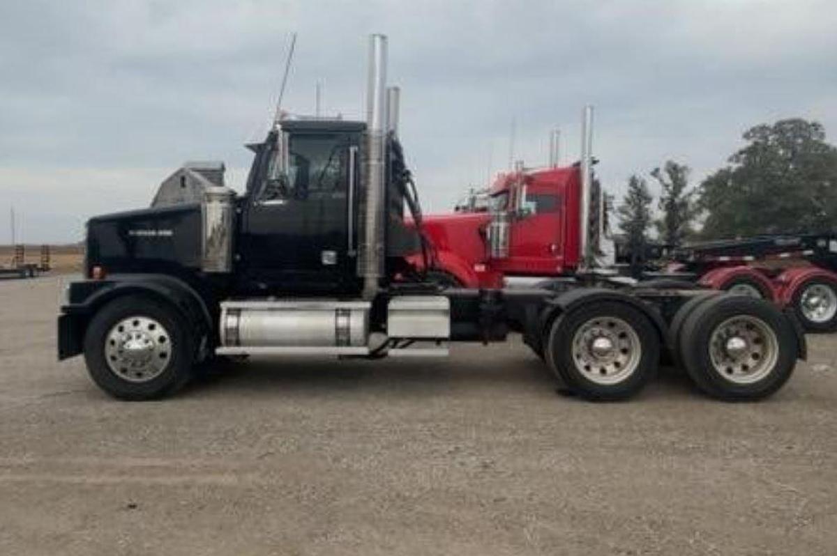 Used 2005 Western Star 4900 Sleeper Semi Truck