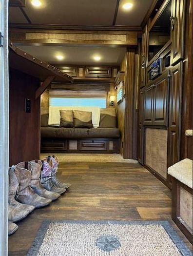 Used 2015 Lakota Big Horn BB8316