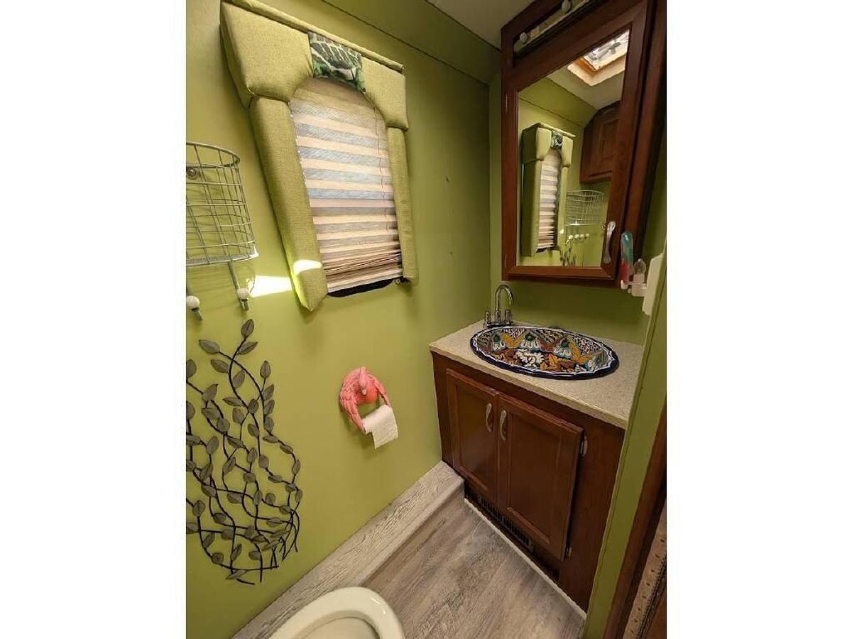 Used 2006 Fourwinds Hurricane 33H