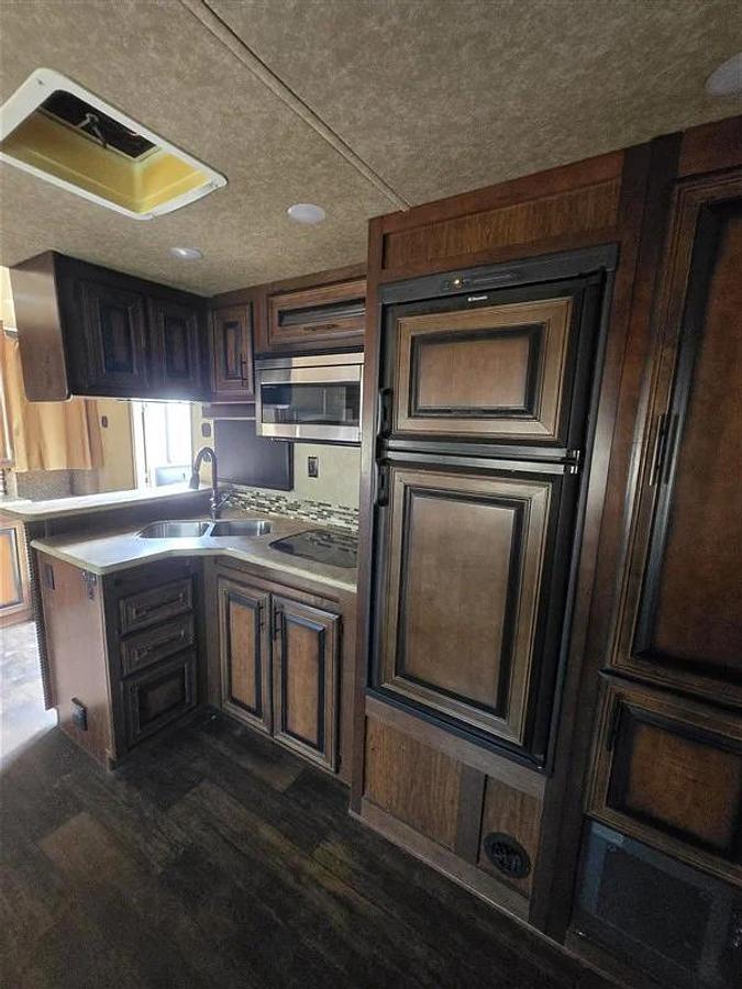 Used 2016 Bison Premier Coach 3 Horse