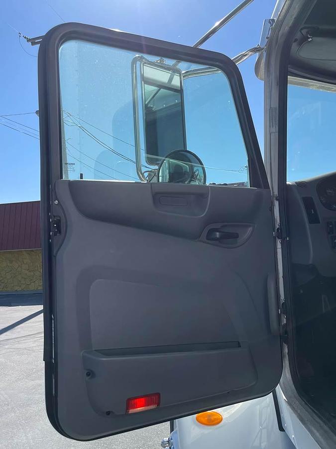 Used 2016 Peterbilt 330 Box Truck
