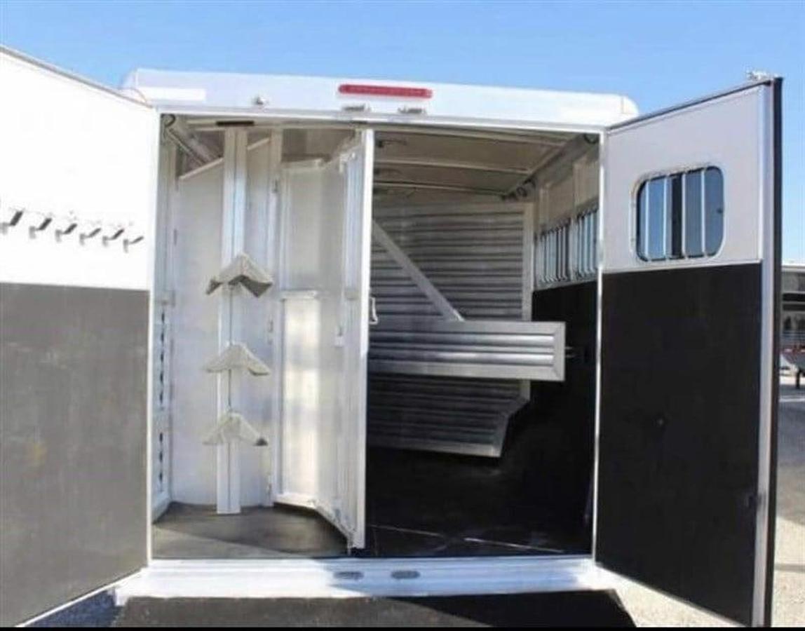 Used 2006 Cimarron Norstar Three Horse with Living Quarters