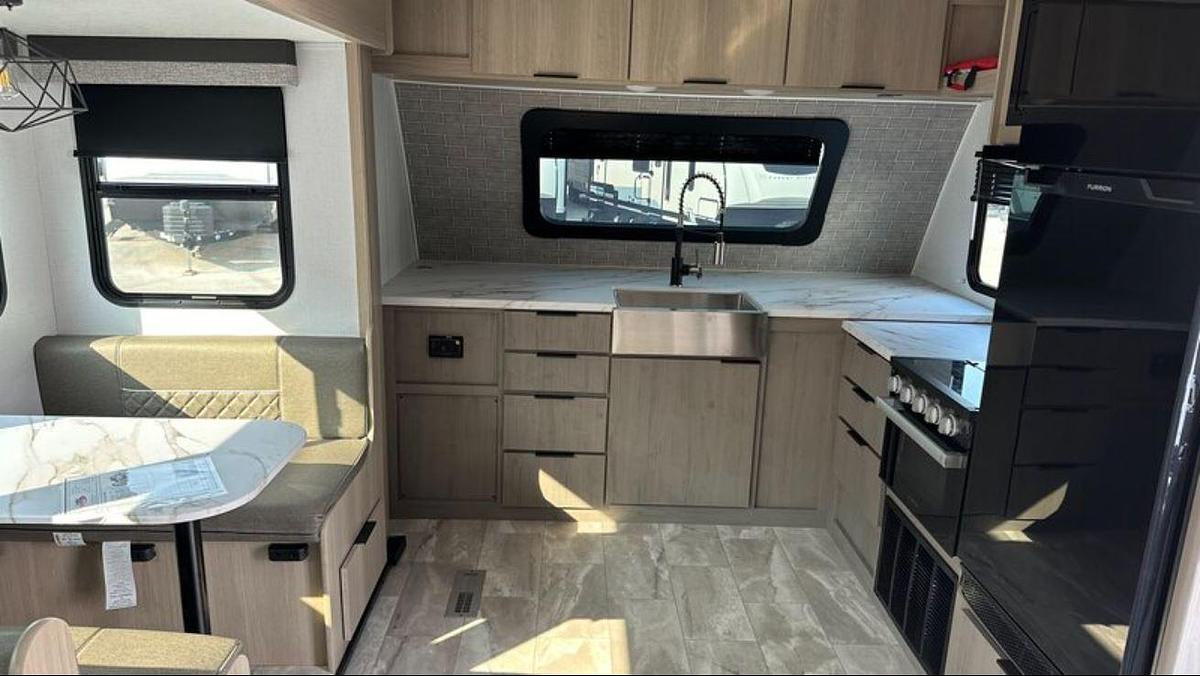 Used 2024 Dutchmen Kodiak Ultimate 2921FKDS