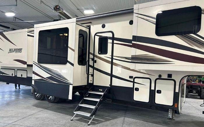 Used 2018 Keystone Alpine 3660FL