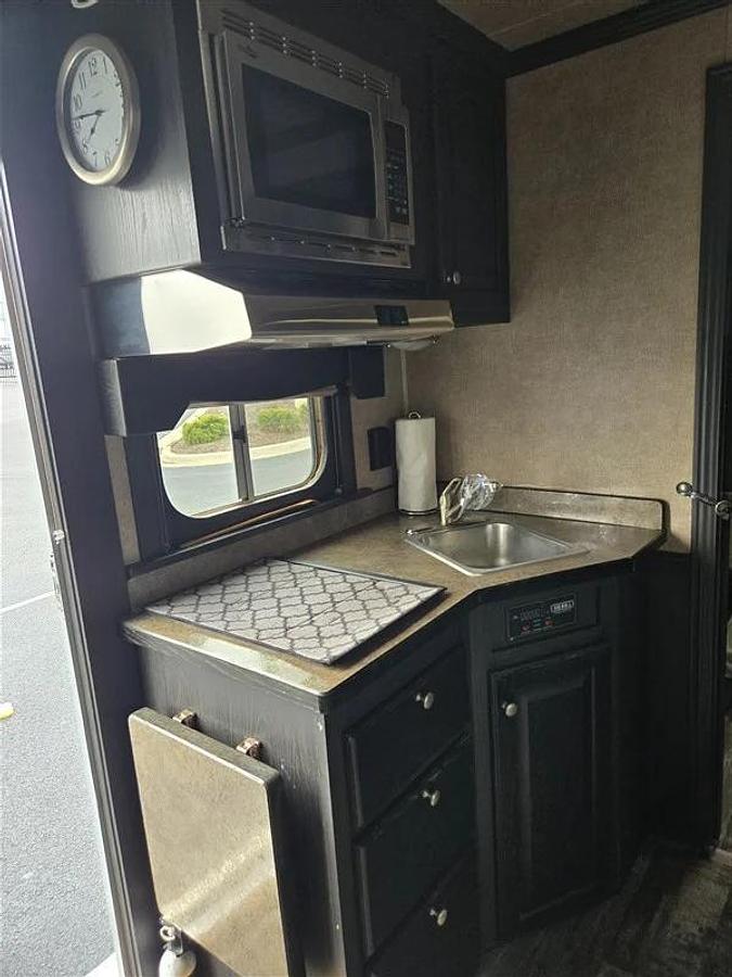Used 2012 Platinum Coach 3 Horse LQ