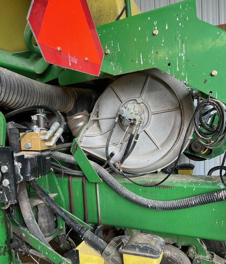 Used 2005 JOHN DEERE 1770NT Planter