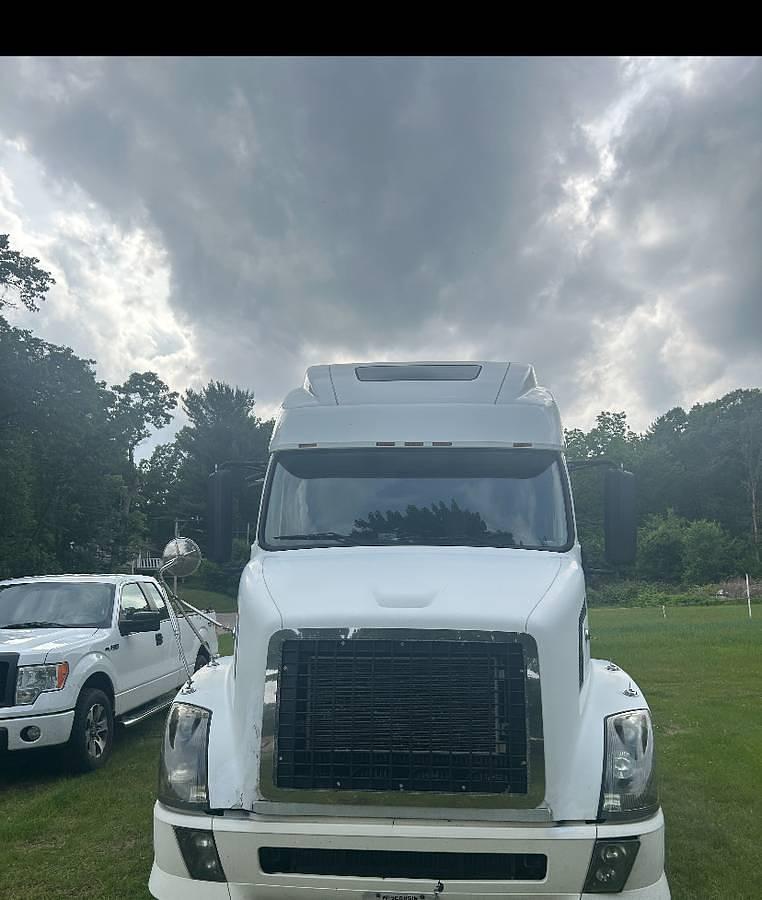 Used 2007 VOLVO VNL 670 Conventional Sleeper Semi