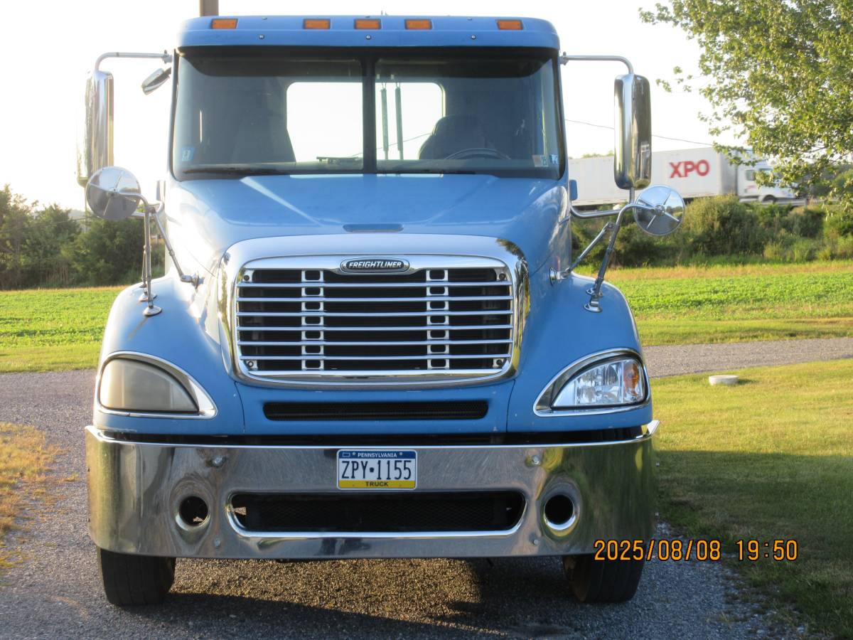 Used 2009 Freightliner Day Cab Semi Truck
