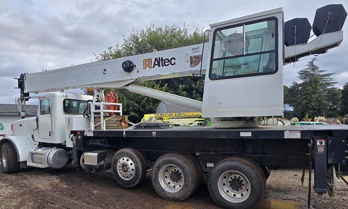 Used 2013 Altec AC38-127S Mounted on 2013 Peterbilt 379