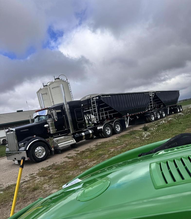 Used 2025 Kenworth W900 Sleeper Semi Truck 565 HP Cummins