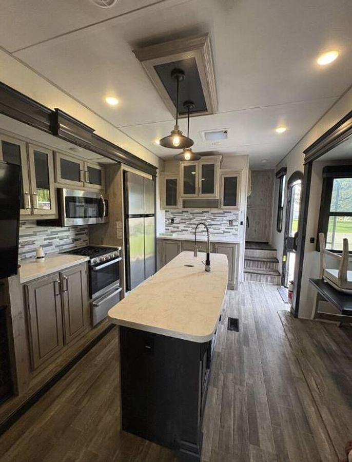 Used 2022 Keystone Avalanche 390D Fifth Wheel