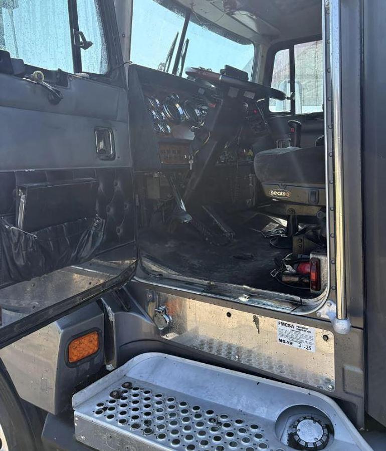 Used 1999 Kenworth T600 Sleeper Semi Truck