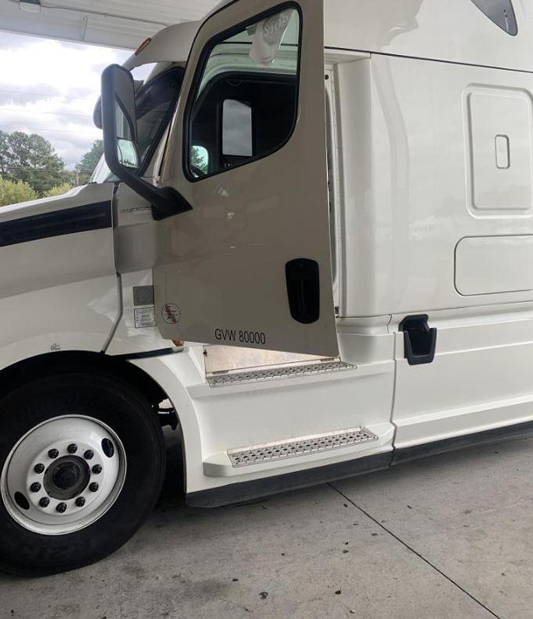 Used 2018 Freightliner CASCADIA 126
