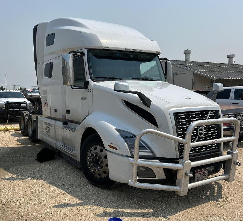 Used 2023 VOLVO VNL64T760 Sleeper Semi Truck