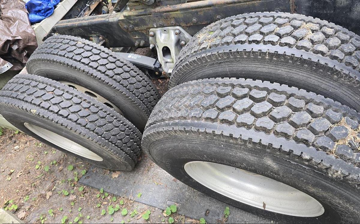 Used 2005 Peterbilt 387 Sleeper Semi Truck