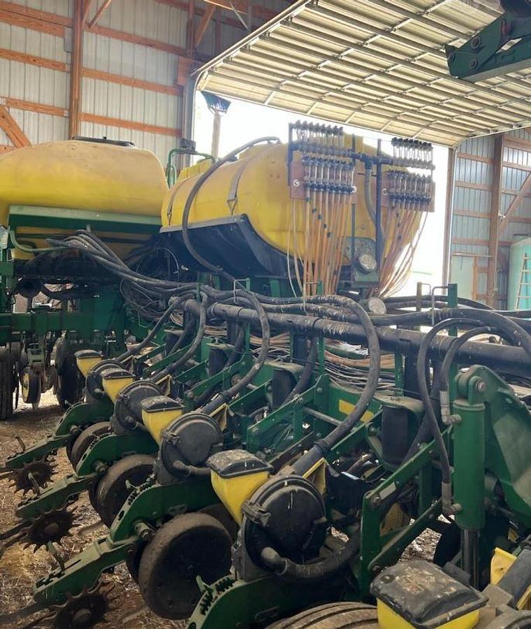 Used 2005 JOHN DEERE 1770NT Planter