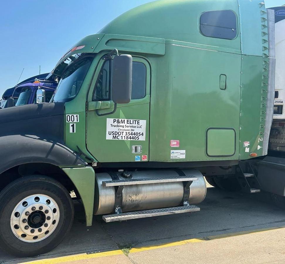 Used 2007 Freightliner Columbia 120 Semi Truck