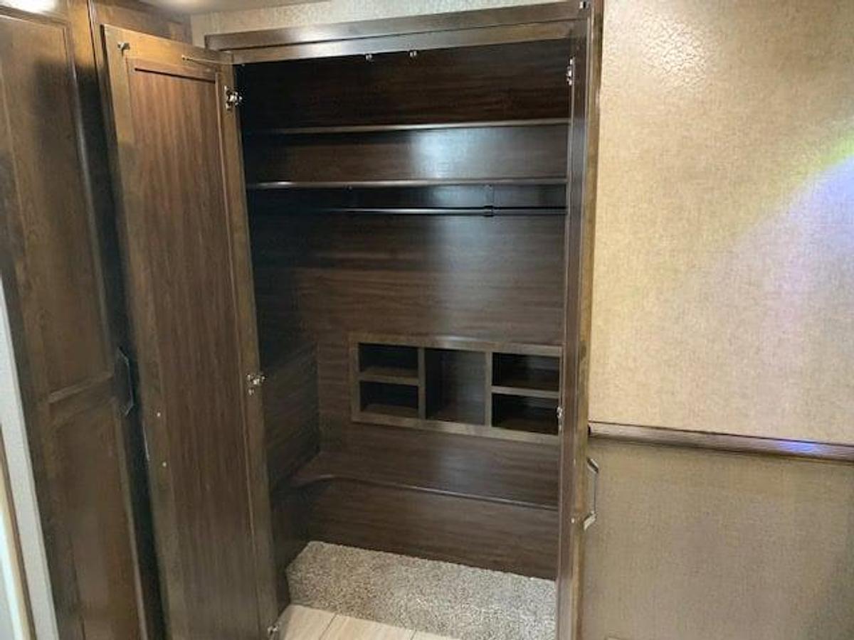 Used 2018 VanLeigh Beacon 39GBB Fifth Wheel