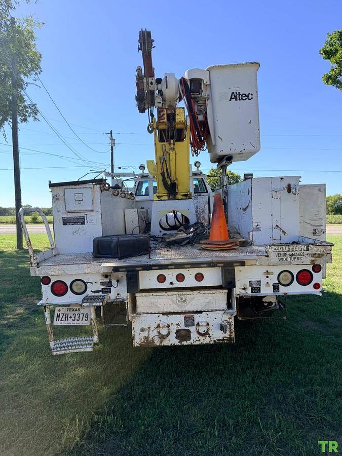 Used 2000 Chevrolet 7500 Bucket Truck