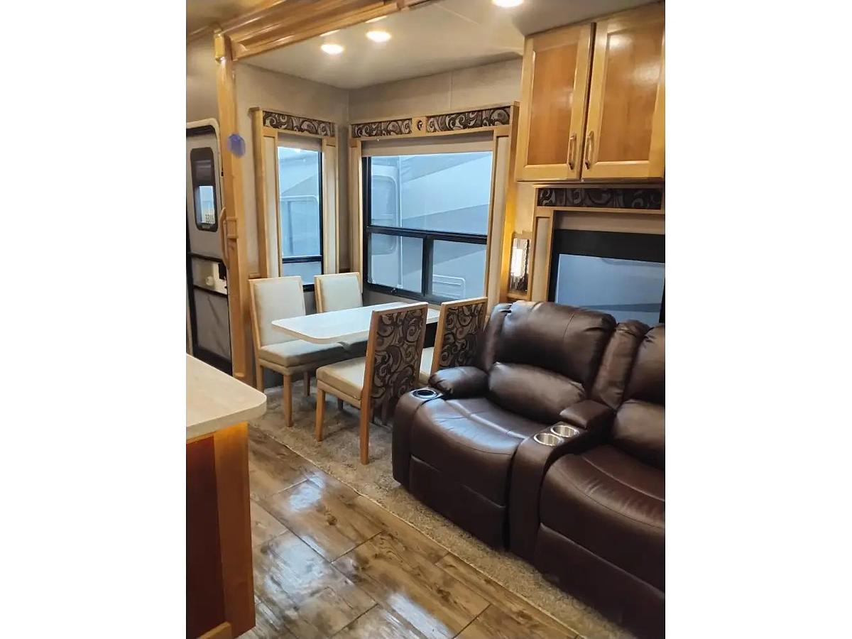 Used 2018 Vanleigh Beacon 39GBB Fifth Wheel